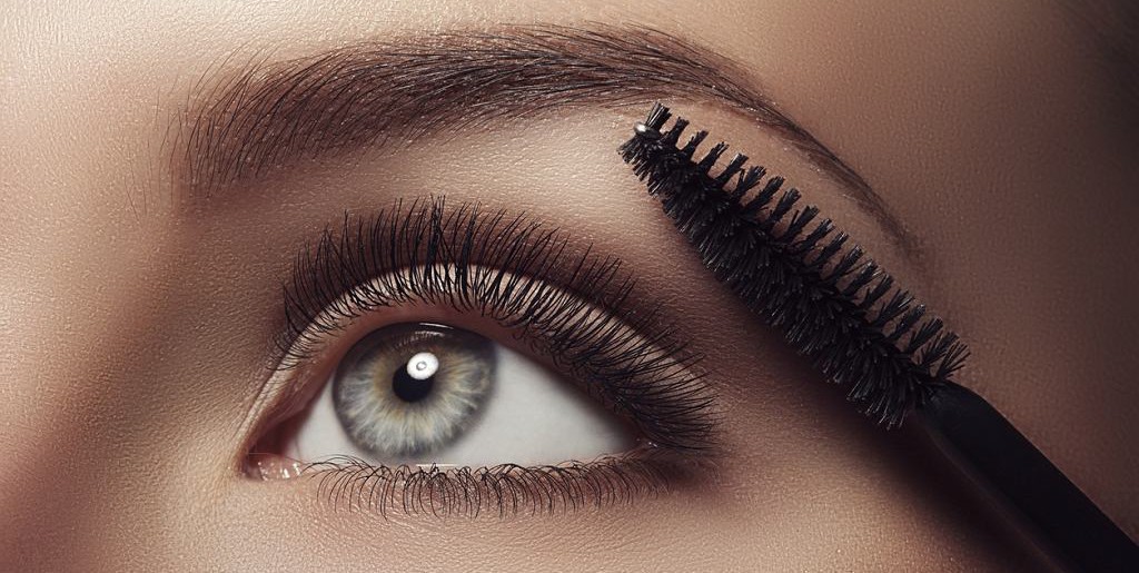 Tapoja käyttää ripsiväriä